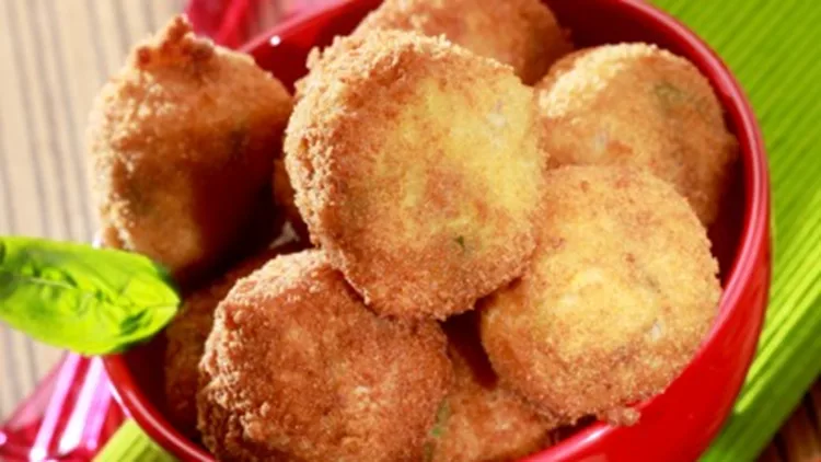 Kροκέτες με ψητό χοιρινό, λιαστή τομάτα και ντιπ βασιλικού από τον Γιάννη Λουκάκο